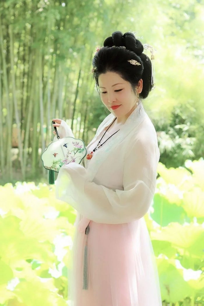 我不喜欢张扬
似冷俊的湖水
衬出荷的高尚