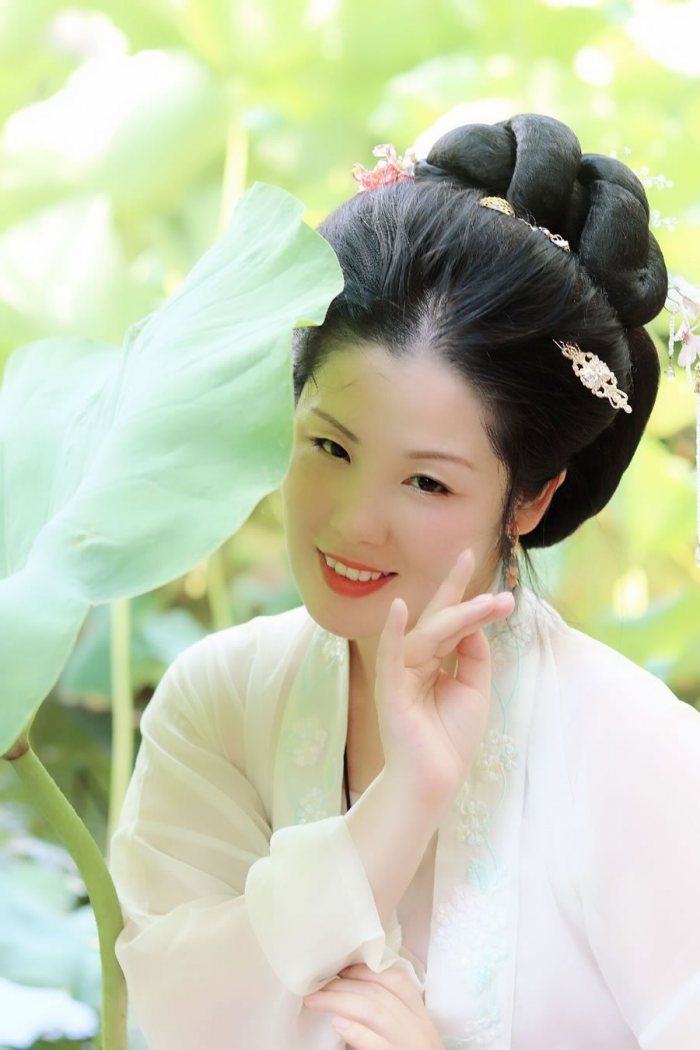 虽无叶的衬托
虽瓣离我
但我
依然令你想往
