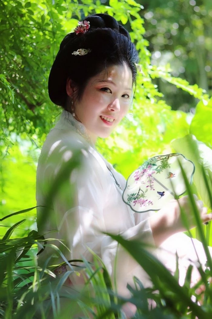 我喜欢
在彩色光环下
不争不傲
趁夕阳未落
独享属于自己的阳光