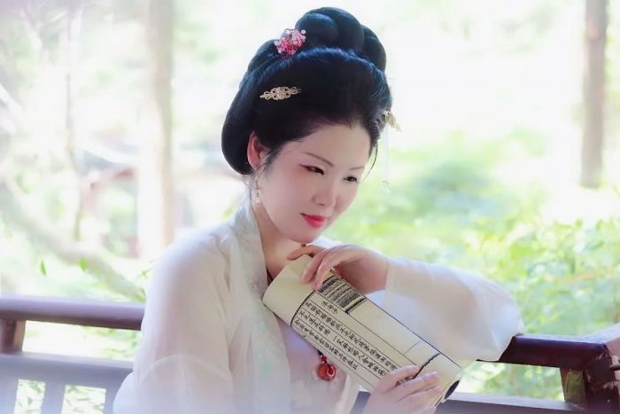 与树为邻
与草为伴
我就是这样
出污泥而不染的莲花
