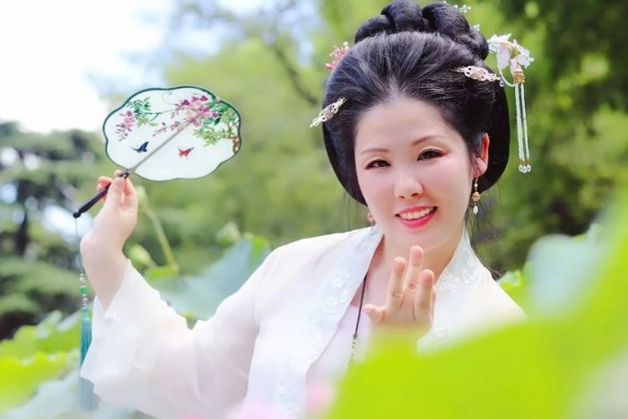 即使我素妆
我也将点缀黑暗
用洁白无瑕的身躯
透过无意的遮挡
显出我的品格
让世人欣赏
夏日荷
荷日君再来