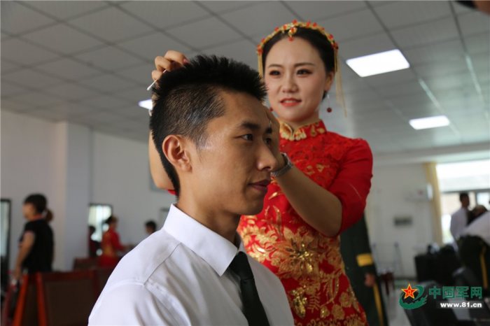 20位身穿红装的俏丽新娘，来自不同的省份，职业不一，经历各异，但她们都作出了相同的人生选择——嫁给军人！