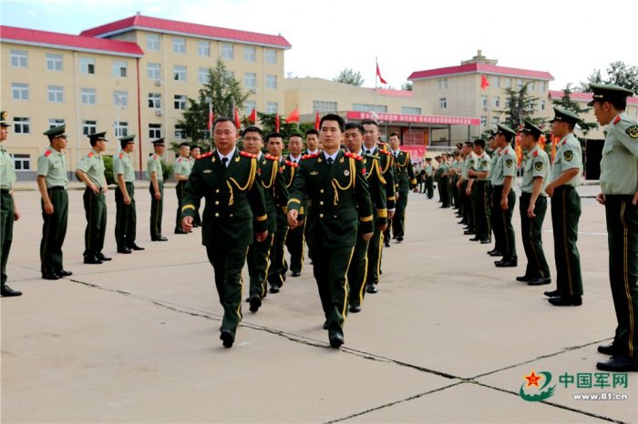 婚礼现场，20对新人在支队全体官兵的见证下秉承着红色精神和对爱情的坚贞、对信仰的坚守、对责任的坚持庄严宣誓。