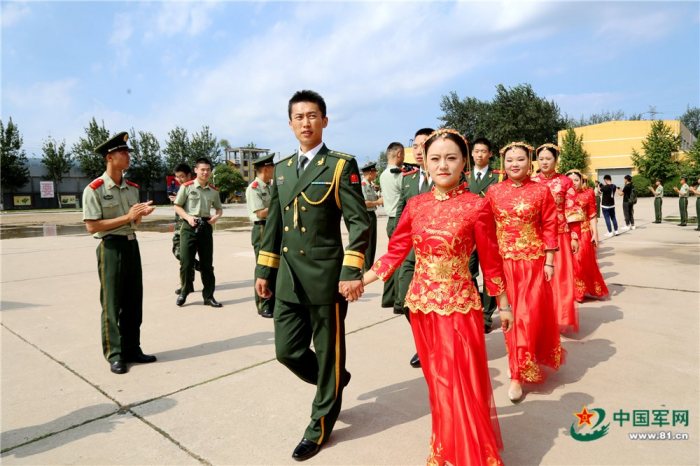 军人，他们大爱卫国，小爱保家，坚守岗位，不忘初心；