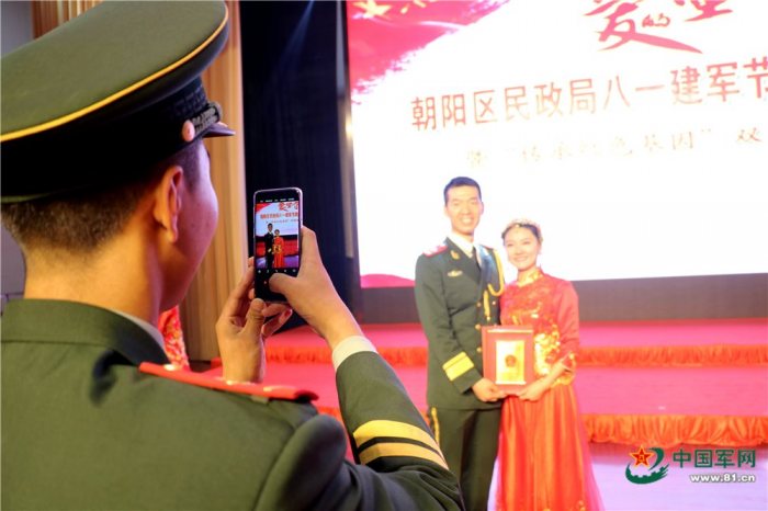 军婚，他们铸就了一段又一段令世人为之动容的“红色爱情”，传承了一辈又一辈令共产党人永不变色的“红色基因”，鼓舞了一代又一代中华儿女为了中华民族的伟大复兴而坚强自立、坚持梦想、勇往直前。