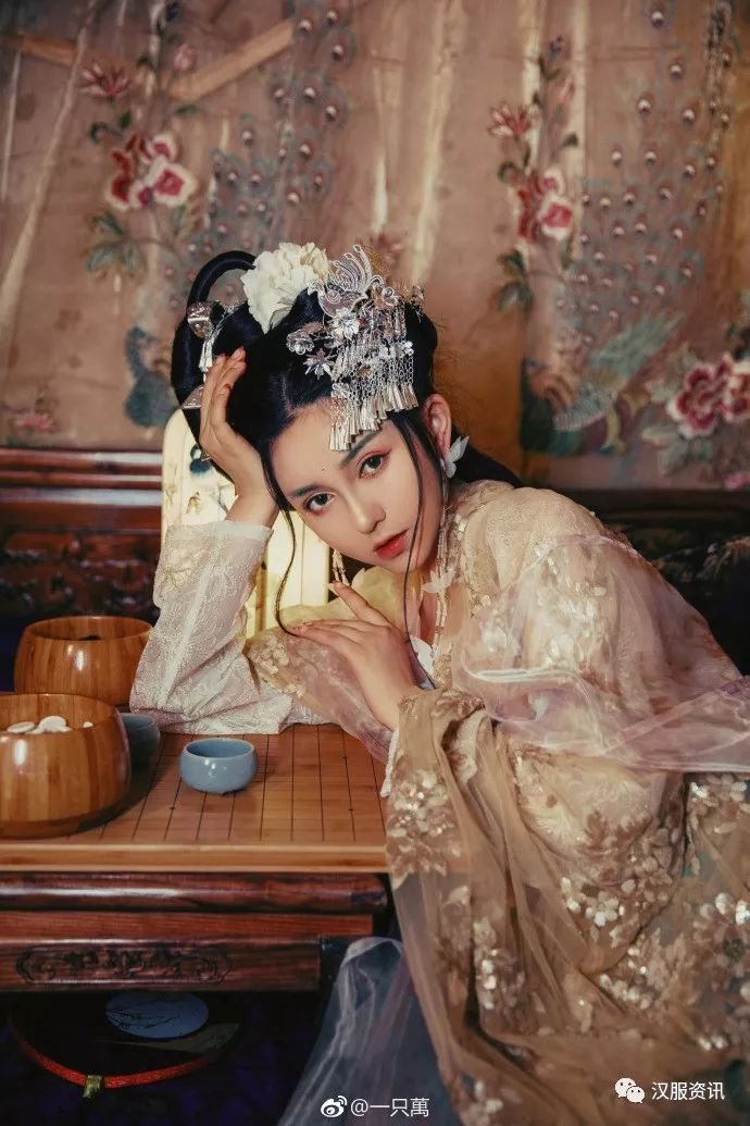 春去冬来   你曾笑我棋艺不精   我便日日与自己下棋   可如今却不能再与你对弈一场了-图片6