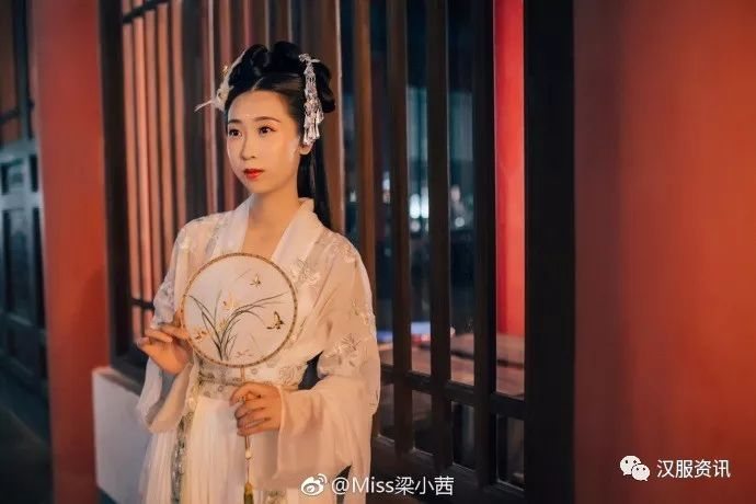 怀君属秋夜,散步咏凉天。 空山松子落,幽人应未眠-图片3