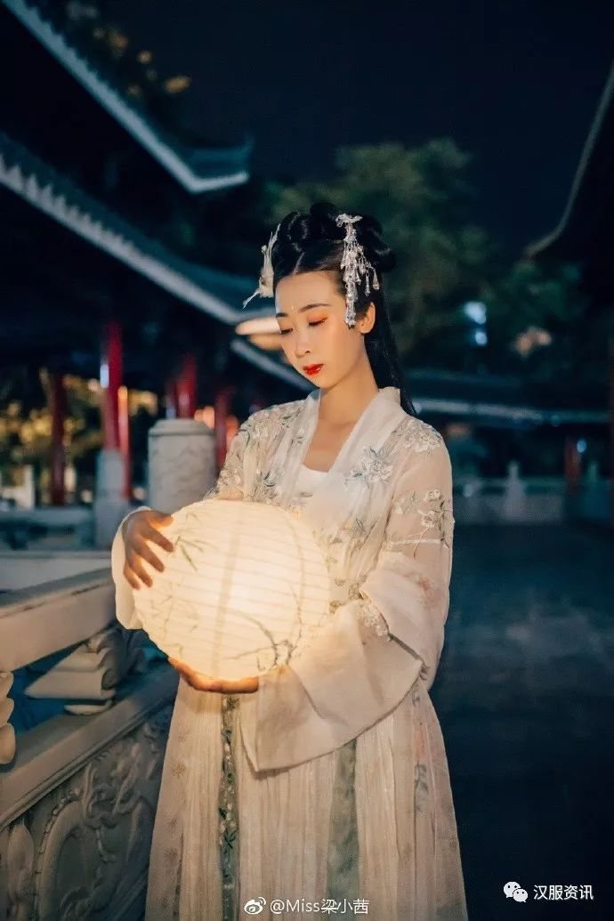 怀君属秋夜,散步咏凉天。 空山松子落,幽人应未眠-图片6