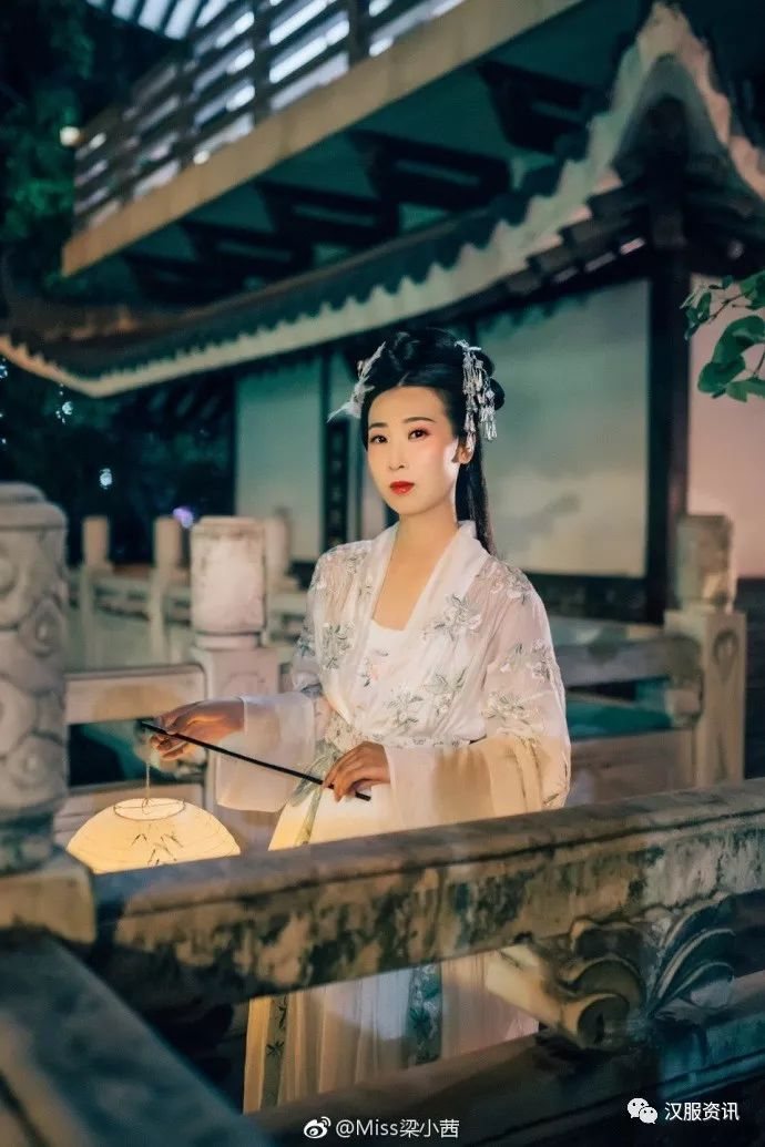 怀君属秋夜,散步咏凉天。 空山松子落,幽人应未眠-图片8