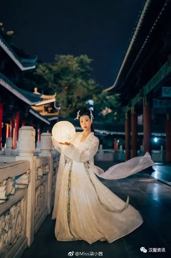 怀君属秋夜,散步咏凉天。 空山松子落,幽人应未眠-图片7