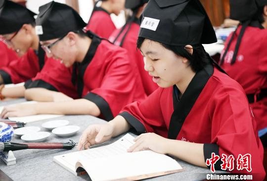 福州中学生诵读经典。