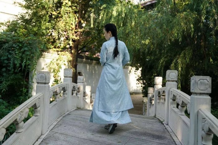 动态-秋渐近 宜预添新装-浅蓝色提花斜襟立领长衫-图片2