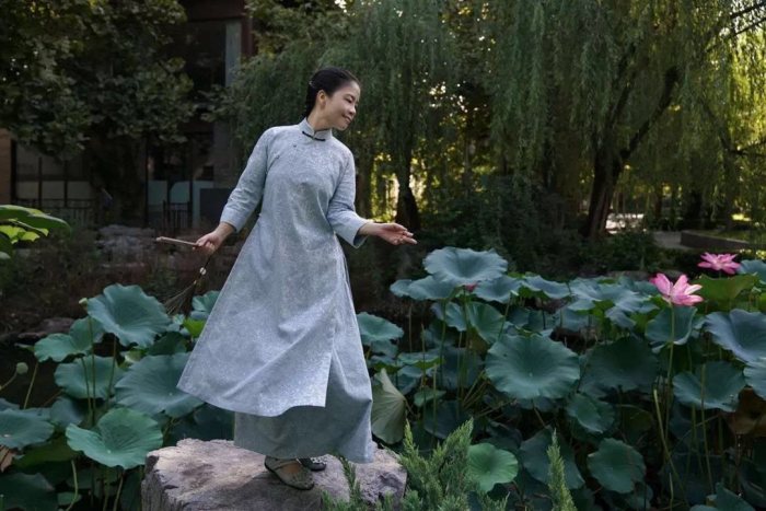 动态-秋渐近 宜预添新装-浅蓝色提花斜襟立领长衫-图片5