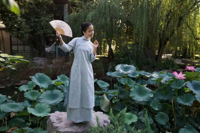 动态-秋渐近 宜预添新装-浅蓝色提花斜襟立领长衫-图片4