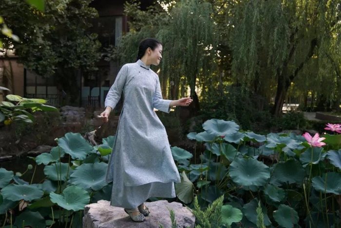 动态-秋渐近 宜预添新装-浅蓝色提花斜襟立领长衫-图片3