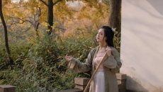 【汉服美图】桂魄初生秋露微，轻罗已薄未更衣。