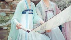 【汉服美图】画眉匀脸不知愁，殢酒熏香偏称小。