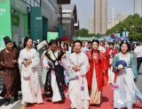 陕西西安举行“飞扬青春”再见曲江会展汉服快闪活动