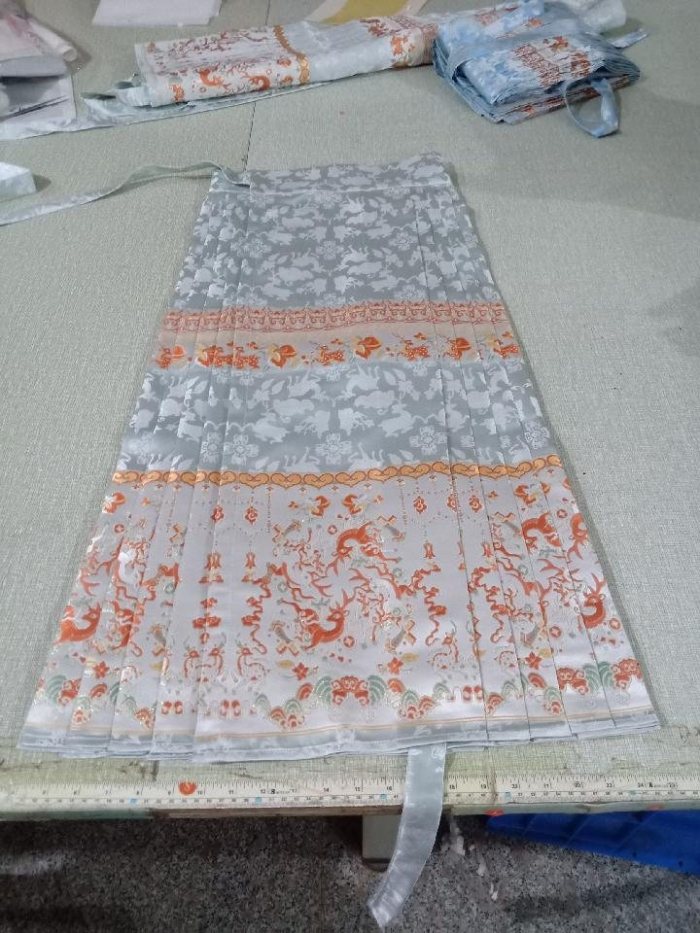 图片动态：花朝记无人亦自芳宋裤s
花朝记烟萝长褙子m
花间夕桃鹿鹿妆花-图片8