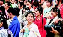 汉服款款走入百姓家 穿汉服“轧马路”的人越来越多