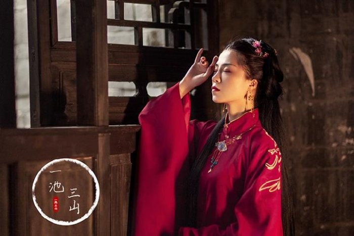 图片动态：明制立领斜襟双层刺绣长袄（红色 豆绿色）
织金马面裙（墨绿色-图片5