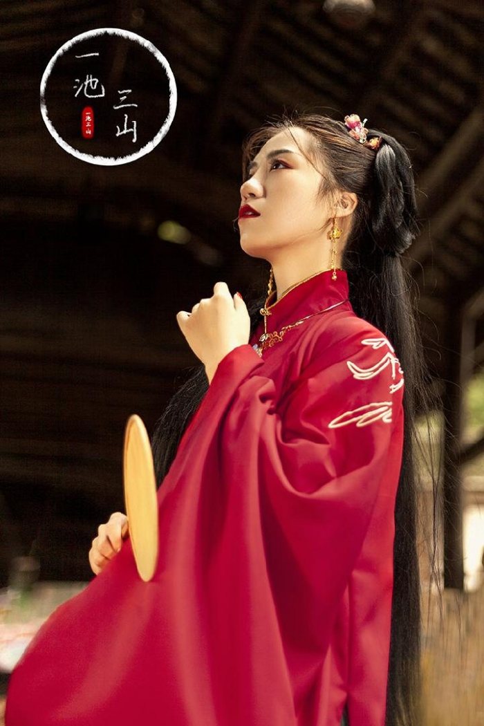 图片动态：明制立领斜襟双层刺绣长袄（红色 豆绿色）
织金马面裙（墨绿色-图片3