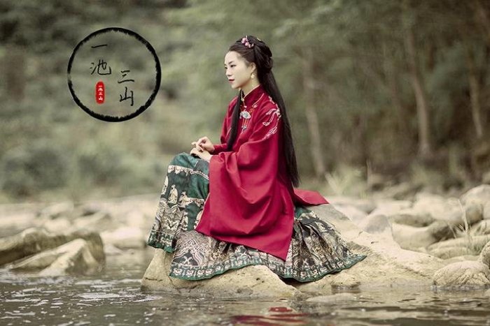 图片动态：明制立领斜襟双层刺绣长袄（红色 豆绿色）
织金马面裙（墨绿色-图片4