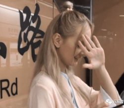 俄罗斯美女穿汉服超害羞，当她看镜头时，网友：这谁能受的了