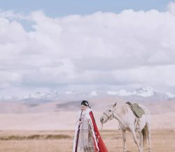 【汉服美景】笙歌嘹亮随风去，一马飞歌醉碧霄