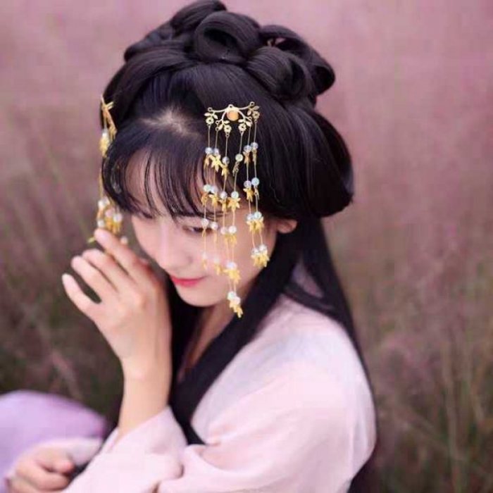 图片动态：秋月枫叶落
蝴蝶髻上留
落叶半掩美人泪
蝶儿鬓边压枝头！-图片1