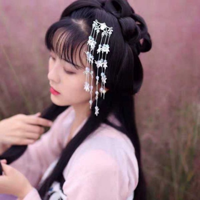 图片动态：秋月枫叶落
蝴蝶髻上留
落叶半掩美人泪
蝶儿鬓边压枝头！-图片2