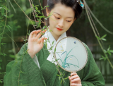 【汉服仕女】春日里的诗句我读了七八，却不及你眼中一二