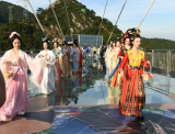 惊艳！美女们在黄腾峡悬空500米的玻璃悬廊上展示汉服
