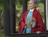 汉服新贵，76岁辰辰奶奶像仙女，穿汉服拍抖音宛如《红楼梦》中人