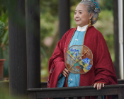 汉服新贵，76岁辰辰奶奶像仙女，穿汉服拍抖音宛如《红楼梦》中人