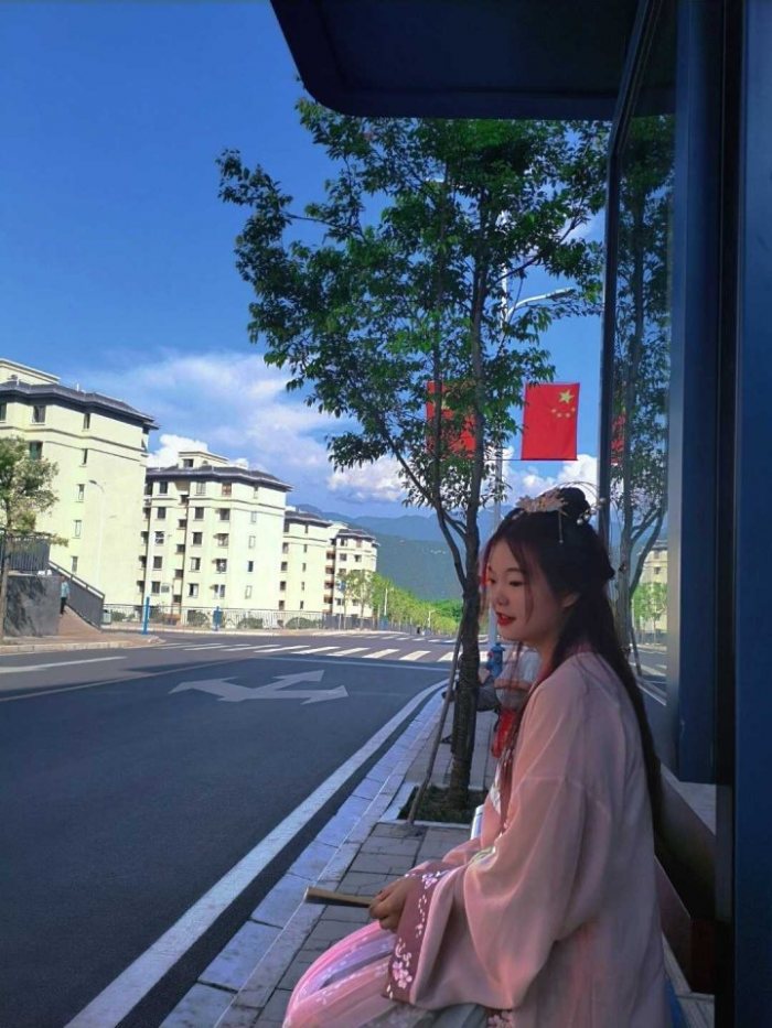 图片动态:女孩子嘛 要么穿上汉服 柔情万里,要么穿上军装手握兵权 ,要-图片1