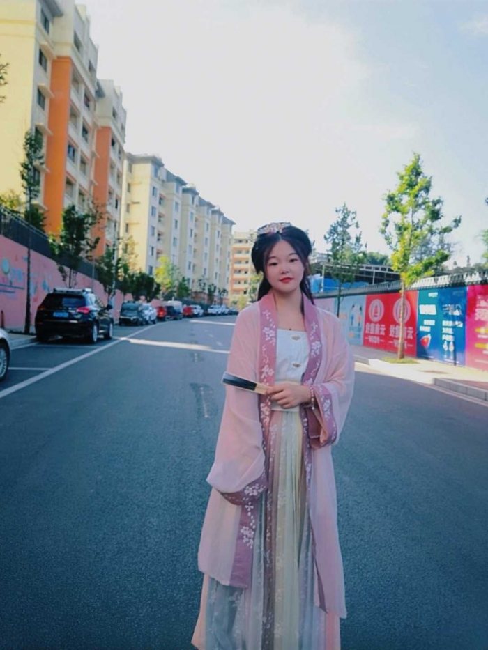 图片动态:女孩子嘛 要么穿上汉服 柔情万里,要么穿上军装手握兵权 ,要-图片2