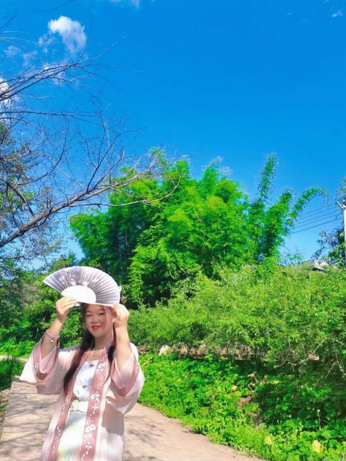 图片动态:女孩子嘛 要么穿上汉服 柔情万里,要么穿上军装手握兵权 ,要-图片3