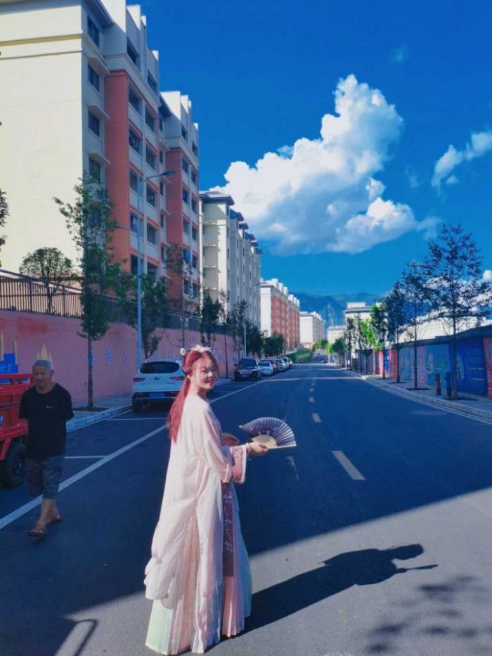 图片动态:女孩子嘛 要么穿上汉服 柔情万里,要么穿上军装手握兵权 ,要-图片5