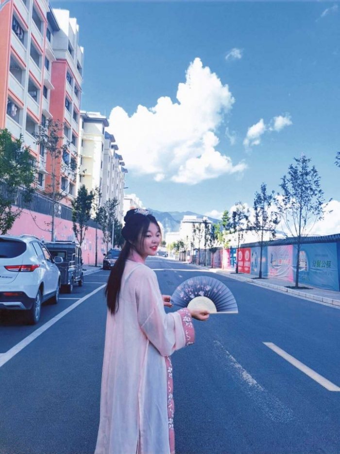 图片动态:女孩子嘛 要么穿上汉服 柔情万里,要么穿上军装手握兵权 ,要-图片6